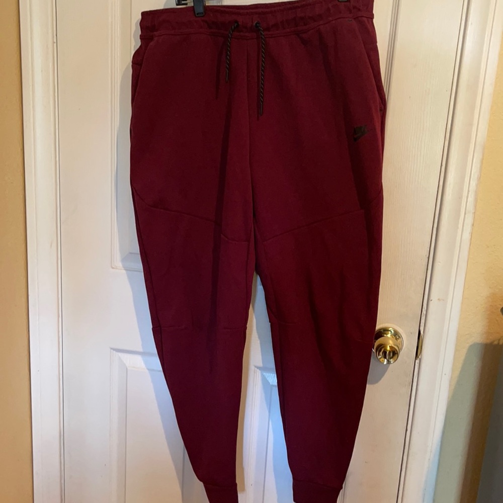 Nike fleece men’s joggers, maroon